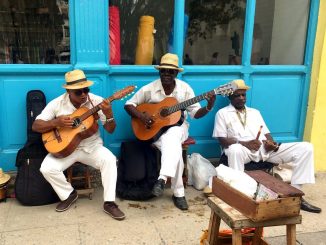 Músicos callejeros cerca de Plaza de Armas