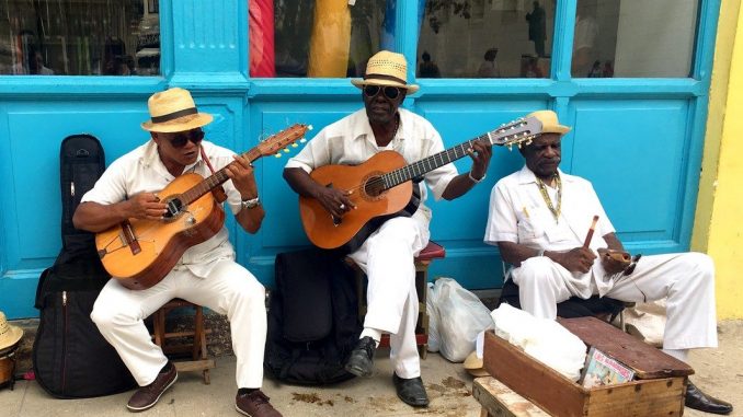 Músicos callejeros cerca de Plaza de Armas