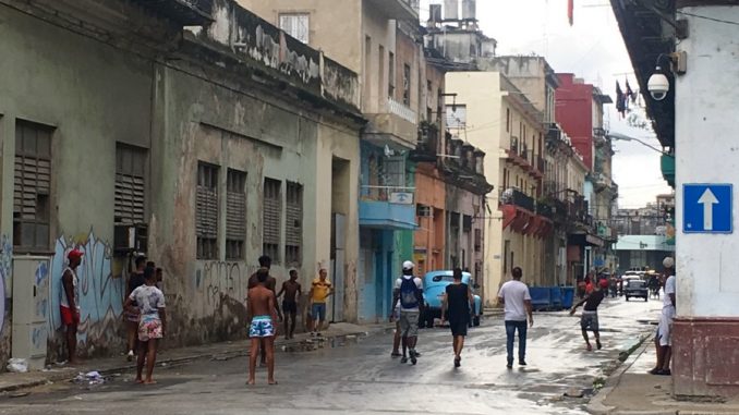 Niños jugando descalzos bajo la lluvia Niños jugando descalzos bajo la lluvia