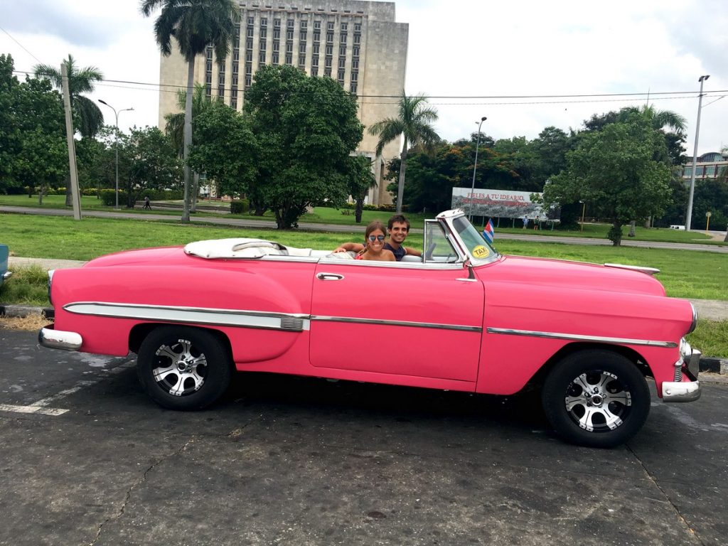 Con nuestro cochazo clásico por La Habana