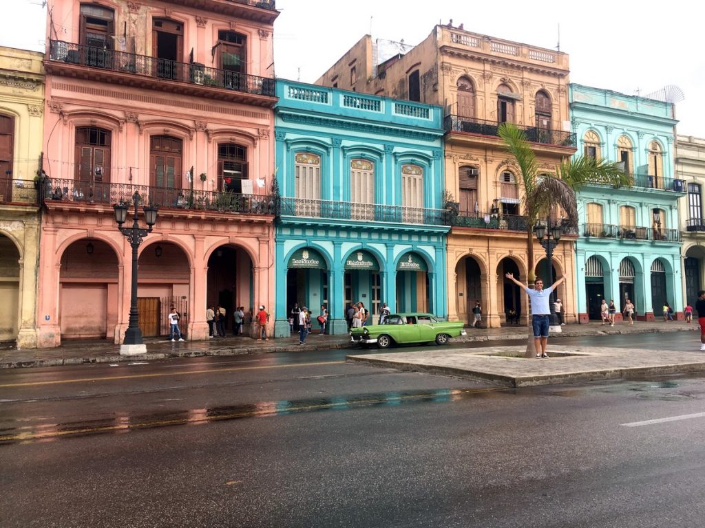 Fachada colorida frente al Capitolio de La Habana